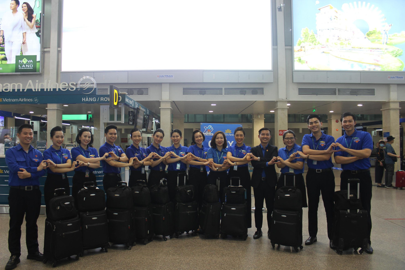 Tổ tiếp viên viên phục vụ Chuyến bay Thanh niên VN012 trước giờ bay.