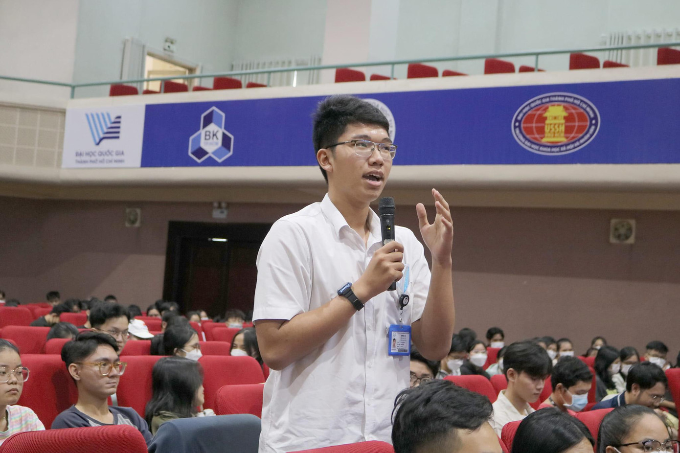 Các bạn sinh viên đặt câu hỏi với GS Phạm Mạnh Hùng. (Ảnh: Khoa Y, ĐHQG TP. HCM) Các bạn sinh viên đặt câu hỏi với GS Phạm Mạnh Hùng. (Ảnh: Khoa Y, ĐHQG TP. HCM)