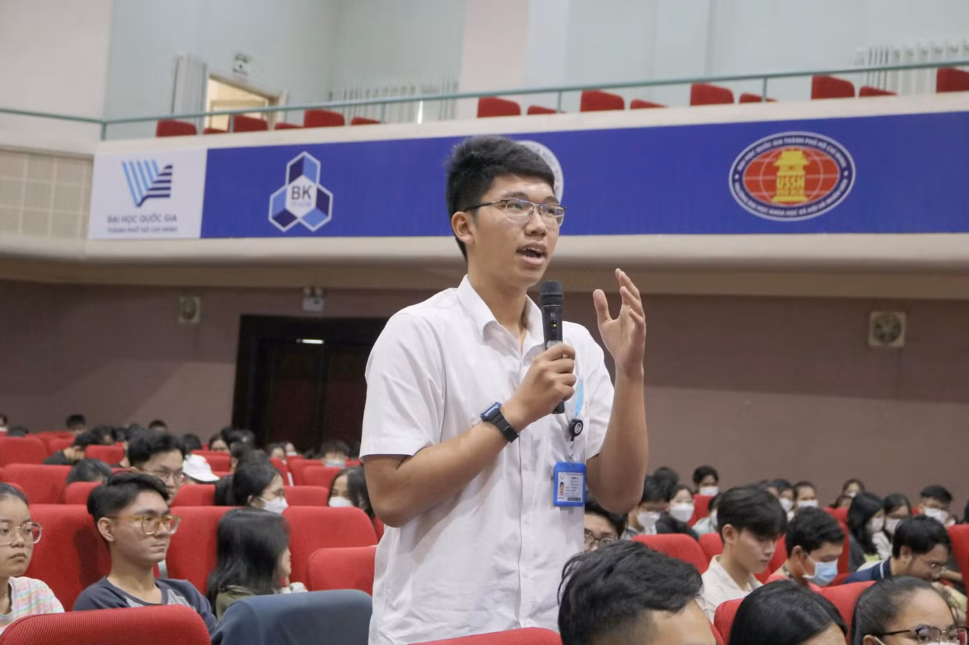 Các bạn sinh viên đặt câu hỏi với GS Phạm Mạnh Hùng. (Ảnh: Khoa Y, ĐHQG TP. HCM)