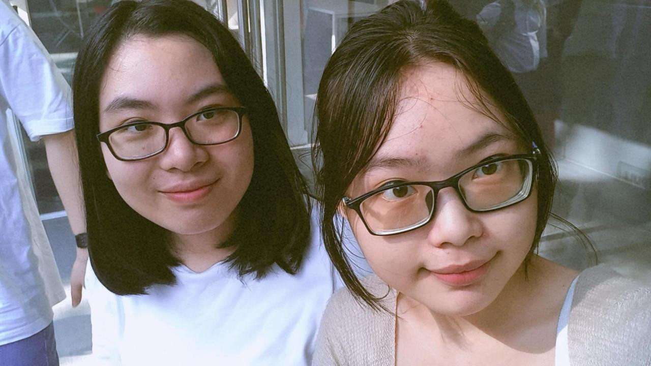 Phương Uyên (trái) luôn phấn đấu khẳng định bản thân trên mọi sân chơi công nghệ thông tin. Phương Uyên (trái) luôn phấn đấu khẳng định bản thân trên mọi sân chơi công nghệ thông tin.