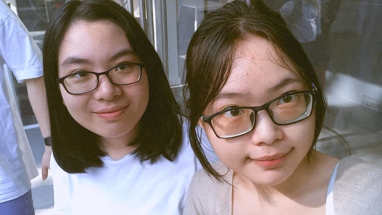 Phương Uyên (trái) luôn phấn đấu khẳng định bản thân trên mọi sân chơi công nghệ thông tin.