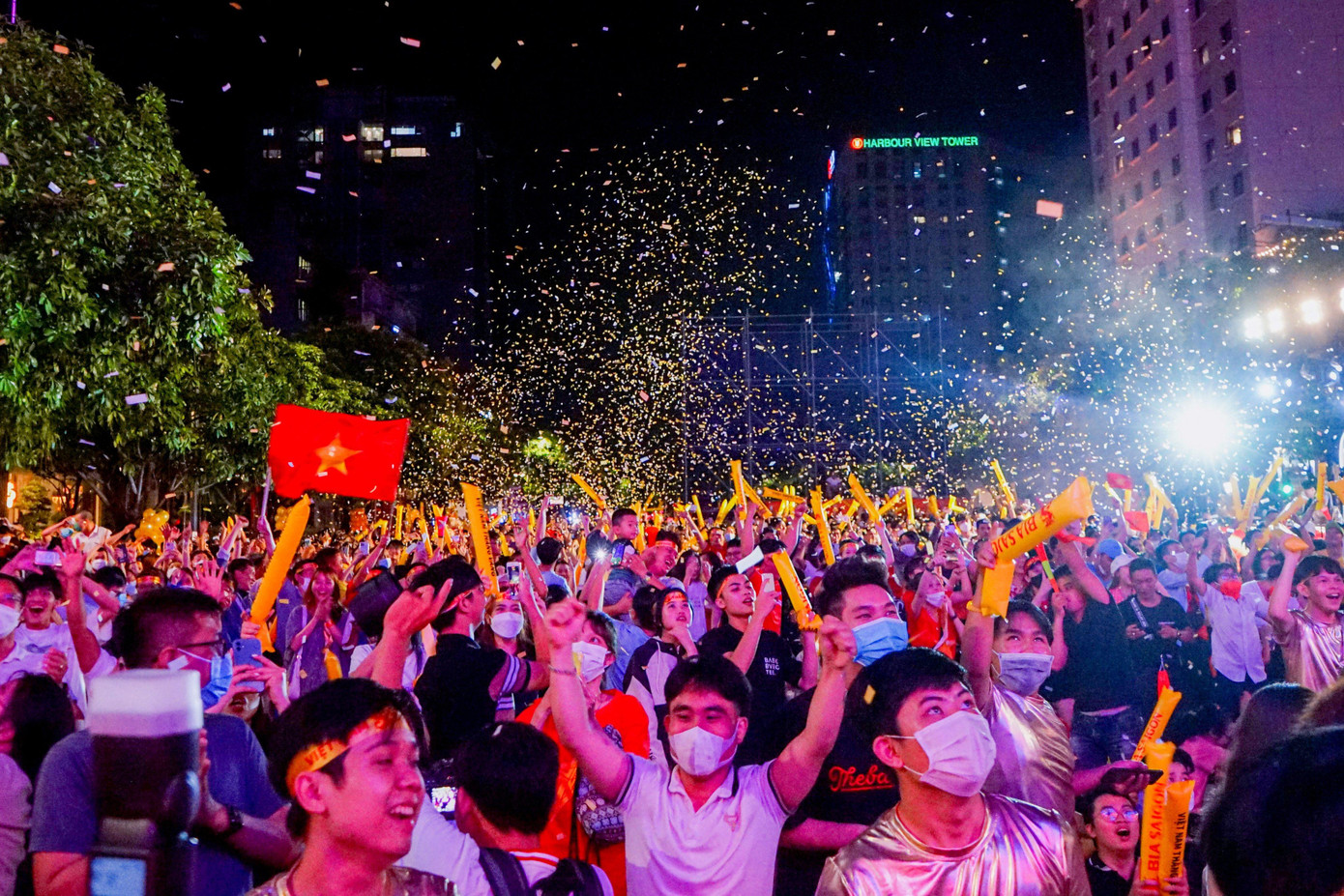 Vào phút 111, tận dụng quả đá phạt, Hùng Dũng kiến tạo hoàn hảo cho Tiến Linh băng vào đánh đầu mở tỷ số cho U23 Việt Nam. Phố đi bộ Nguyễn Huệ như muốn "nổ tung" khi hàng nghìn bạn trẻ cùng hô vang trong không khí vui sướng.