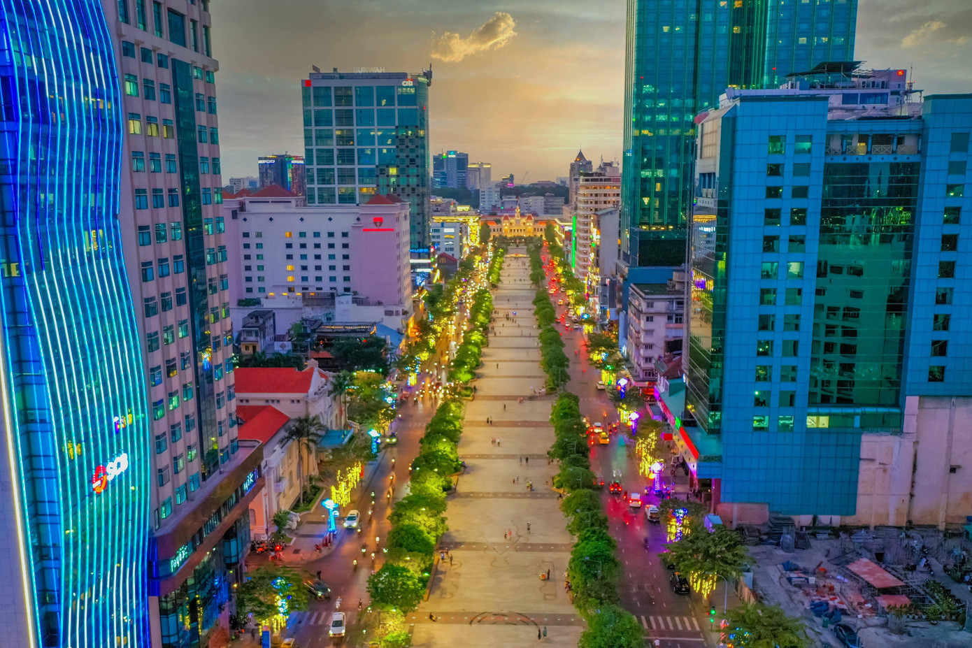 Là một trong những tuyến phố đi bộ hiện đại của thành phố có không gian ngăn nắp, hiện đại, không dây điện, không rác thải, Phố đi bộ Nguyễn Huệ vì thế mà được nhiều bạn trẻ ví giống như một con phố lãng mạn cho việc hẹn hò, họp nhóm. Phố đi bộ Nguyễn Huệ kết nối với công viên bờ sông Bạch Đằng tạo ra một không gian công cộng lý tưởng cho bạn trẻ đến sinh hoạt, thư giãn mỗi ngày.