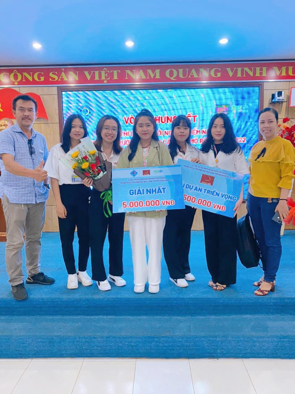 Nguyễn Thị Mai Hương (năm thứ hai, ngành Văn học, trường ĐH Cần Thơ) vừa cùng nhóm bạn chinh phục giải Nhất cuộc thi “Dự án khởi nghiệp tiềm năng” với dự án chế tạo các sản phẩm khử khuẩn từ hoa sen. Nguyễn Thị Mai Hương (năm thứ hai, ngành Văn học, trường ĐH Cần Thơ) vừa cùng nhóm bạn chinh phục giải Nhất cuộc thi “Dự án khởi nghiệp tiềm năng” với dự án chế tạo các sản phẩm khử khuẩn từ hoa sen.