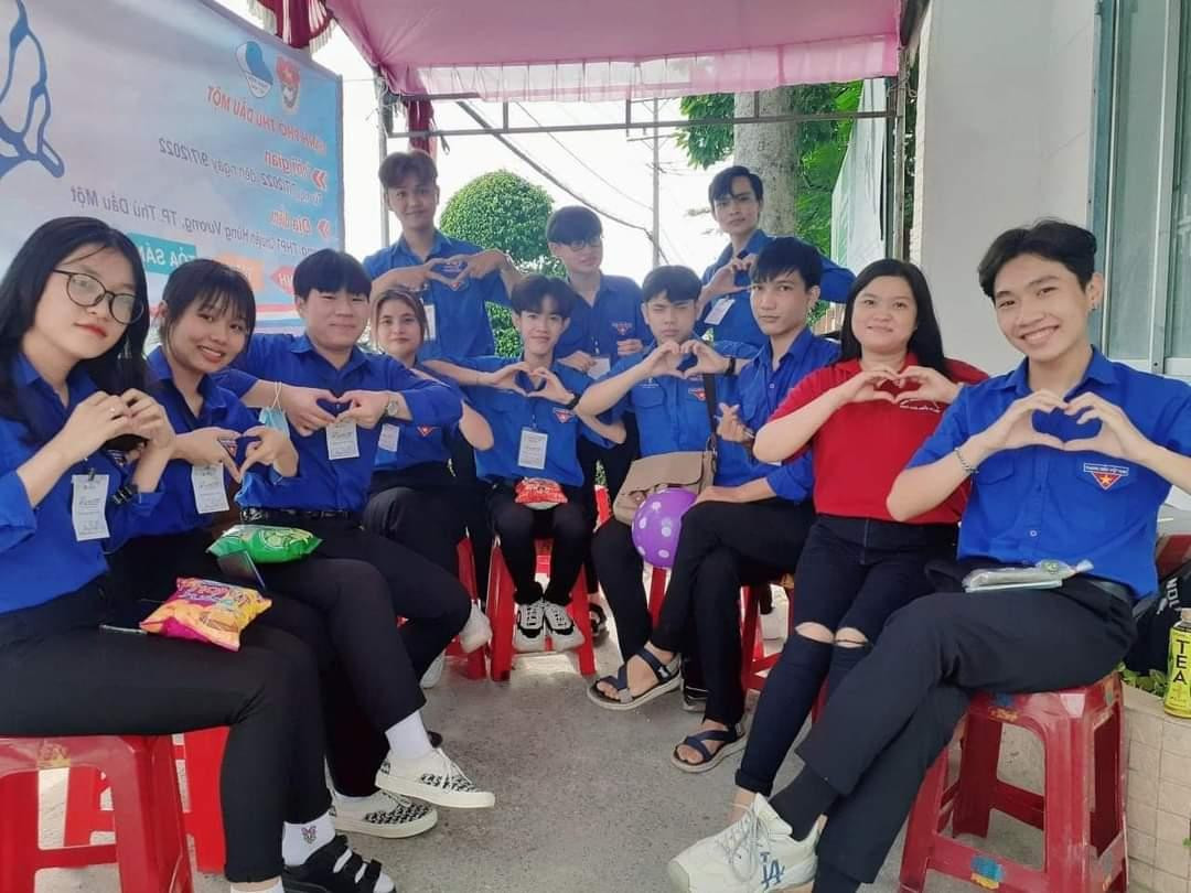 Chúc Ly (áo đỏ) tích cực trong các hoạt động thiện nguyện.