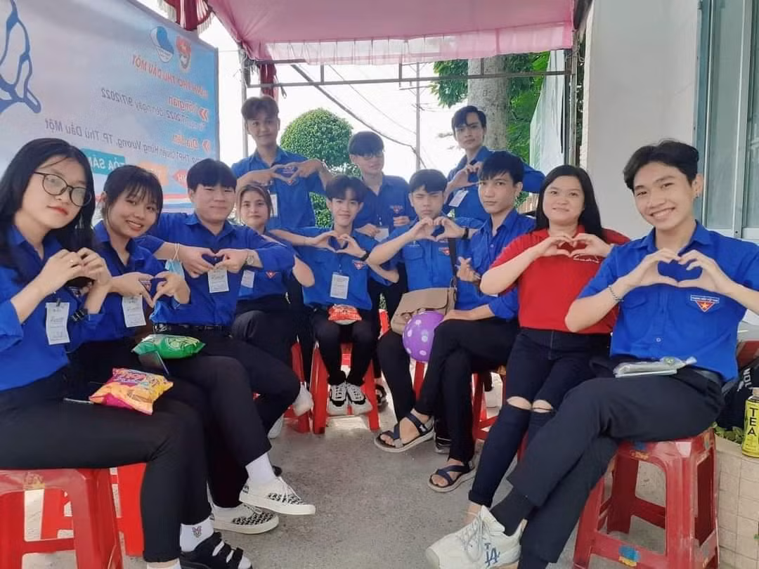 Chúc Ly (áo đỏ) tích cực trong các hoạt động thiện nguyện. Chúc Ly (áo đỏ) tích cực trong các hoạt động thiện nguyện.