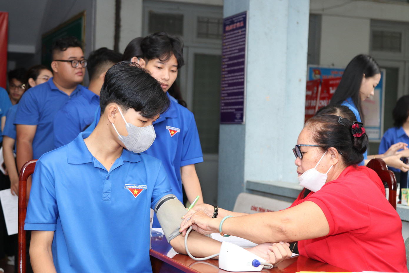 Nhiều sinh viên đến từ rất sớm để đăng ký tham gia hiến máu. Nhiều sinh viên đến từ rất sớm để đăng ký tham gia hiến máu.