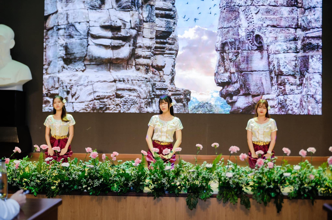 Một tiết mục văn nghệ của các bạn sinh viên Campuchia.