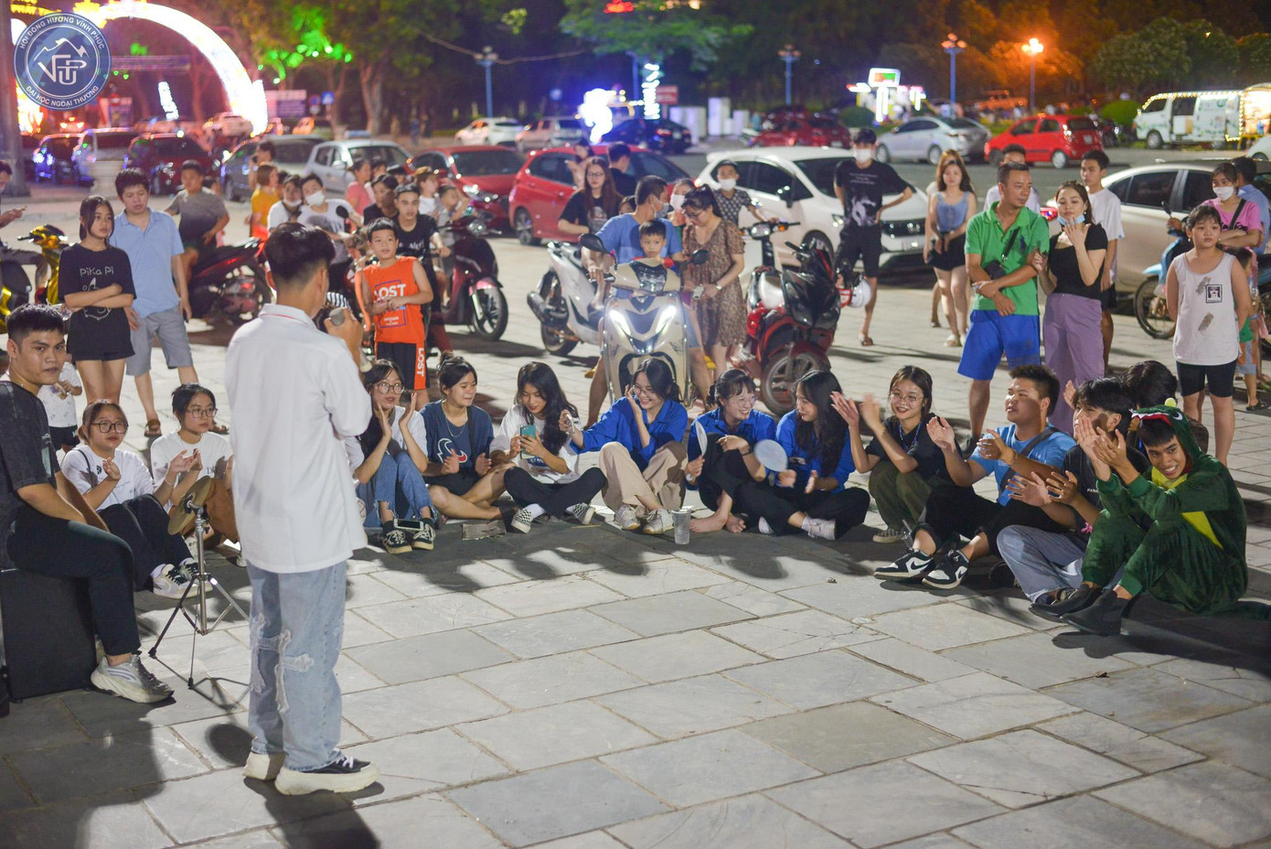 Hoạt động 'Du ca gây quỹ' thu hút và nhận được sự ủng hộ nhiệt tình của mọi người, nhờ ý nghĩa nhân văn.