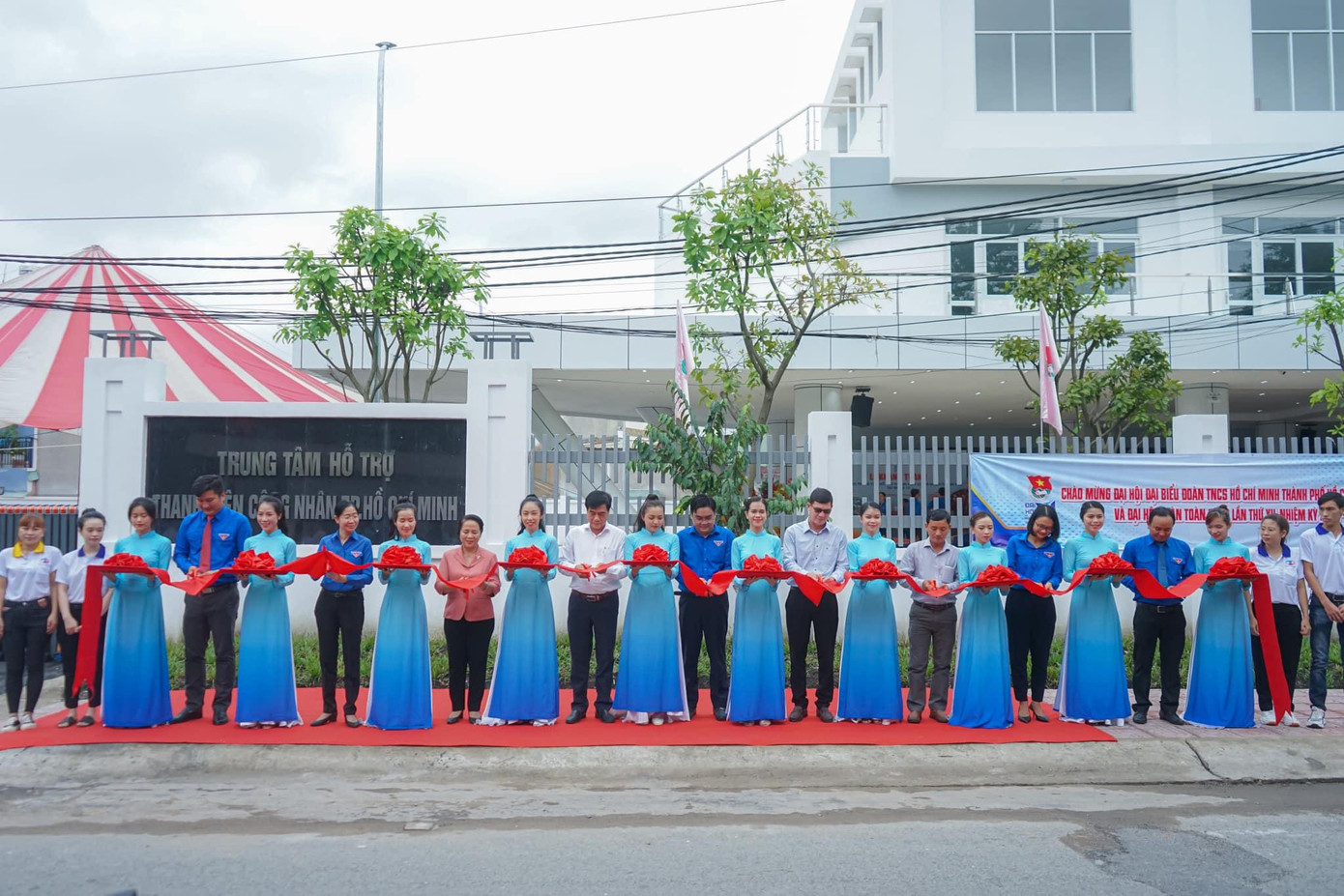 Các đại biểu cắt băng khánh thành công trình. Các đại biểu cắt băng khánh thành công trình.