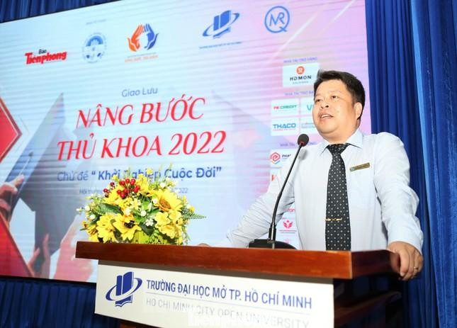 TS Lê Nguyễn Quốc Khang – Phó Hiệu trưởng trường ĐH Mở TP. HCM chia sẻ với sinh viên tại chương trình. TS Lê Nguyễn Quốc Khang – Phó Hiệu trưởng trường ĐH Mở TP. HCM chia sẻ với sinh viên tại chương trình.