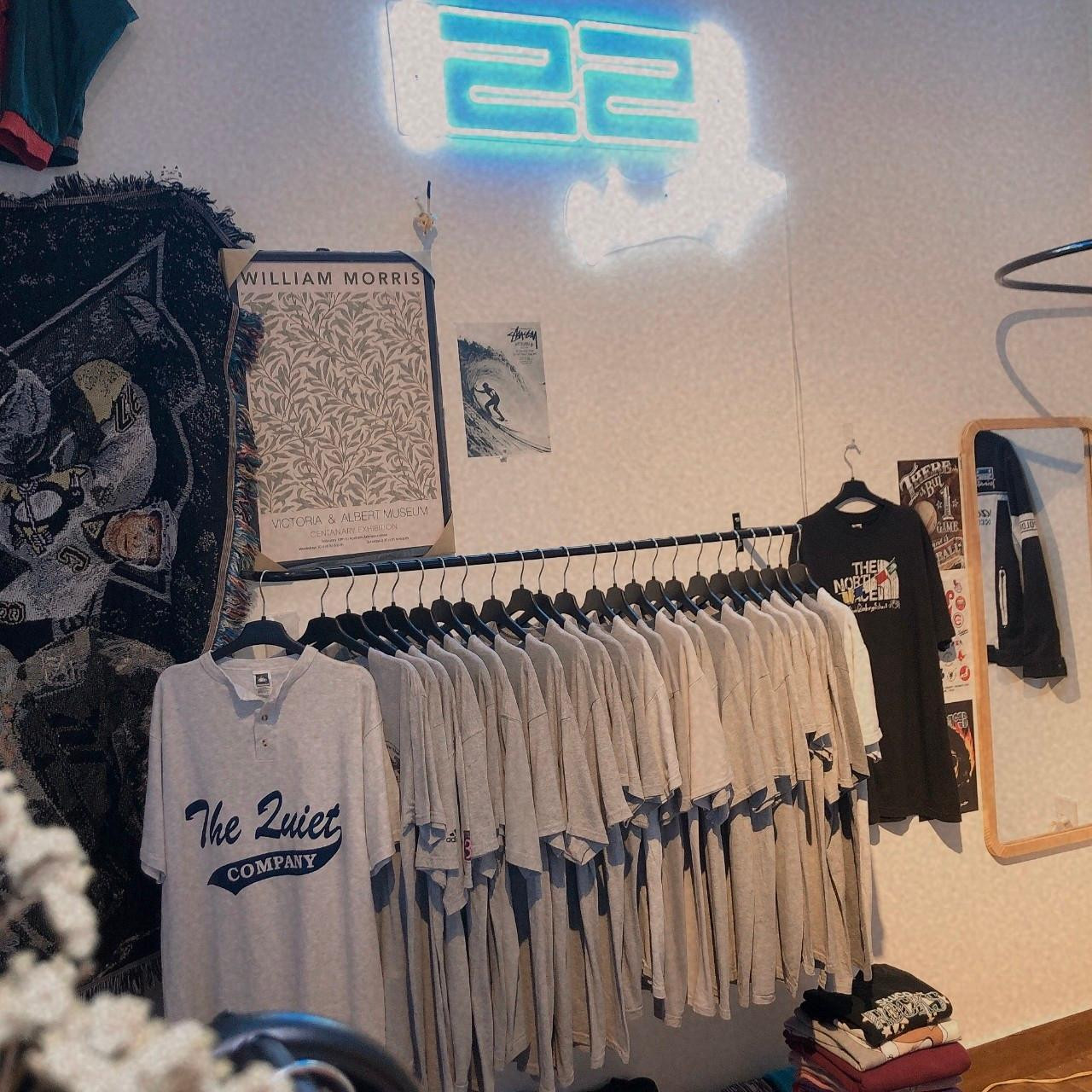 Không gian của cửa hàng được Thiện decor theo phong cách “Vintage” - lấy cảm hứng từ màu sắc của các loại đồ “secondhand”.