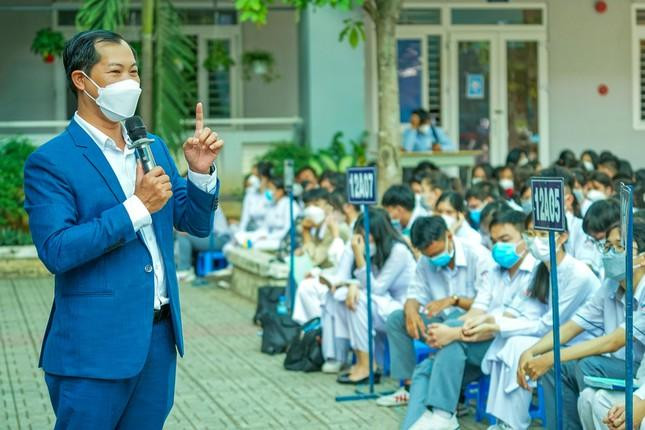 ThS Trần Mạnh Thái chia sẻ 3 điều để có một thanh xuân đẹp cho các bạn trẻ. (Ảnh: Hồng Nguyễn)