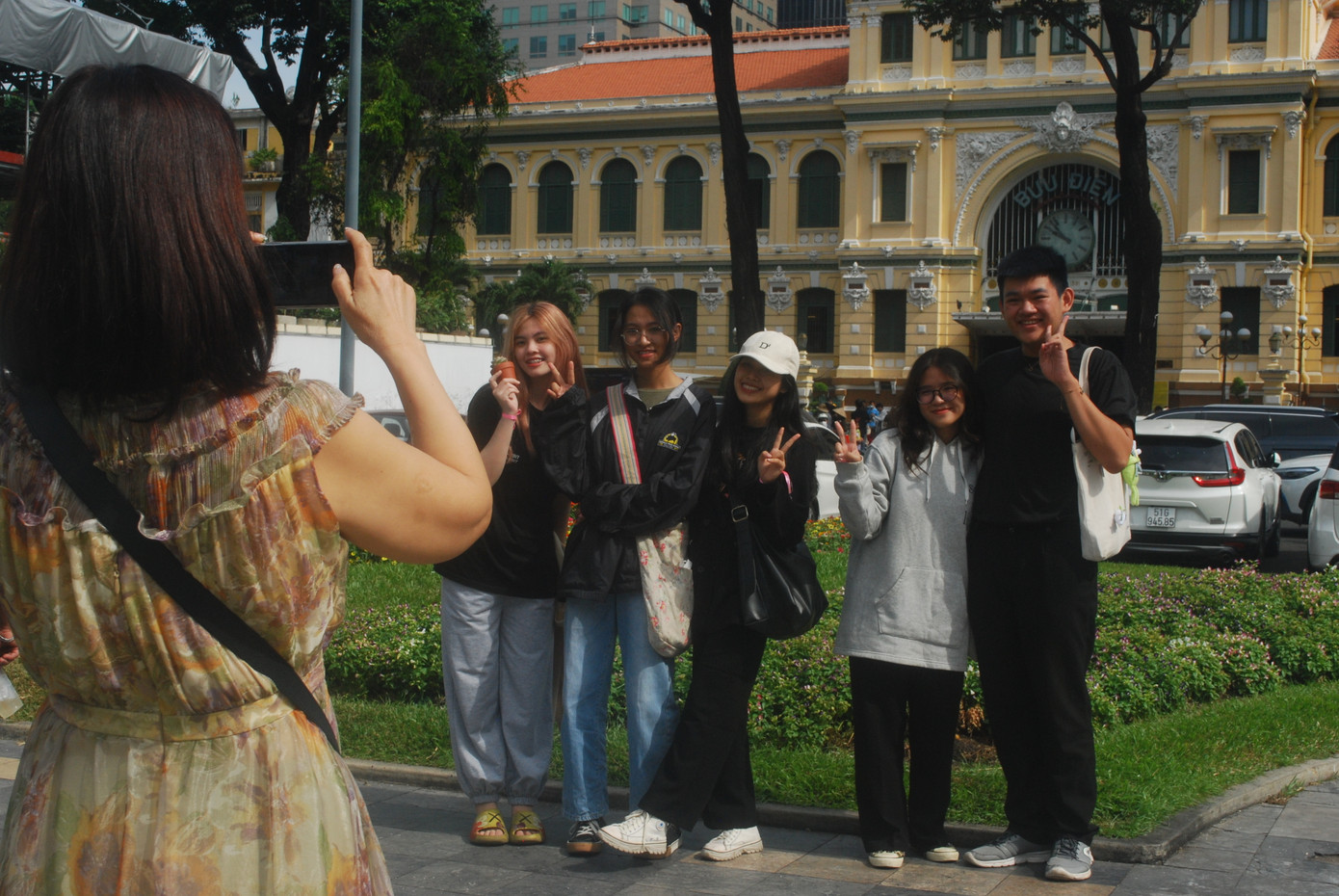 Các bạn tham gia chương trình cùng chụp ảnh với những người lạ. (Ảnh: BTC)