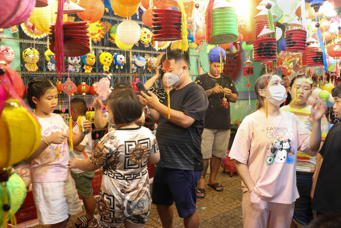 Không chỉ đến mua lồng đèn, nhiều bạn trẻ còn biết đến Phố lồng đèn Lương Nhữ Học Q. 5 như một địa điểm “sống ảo” lý tưởng.