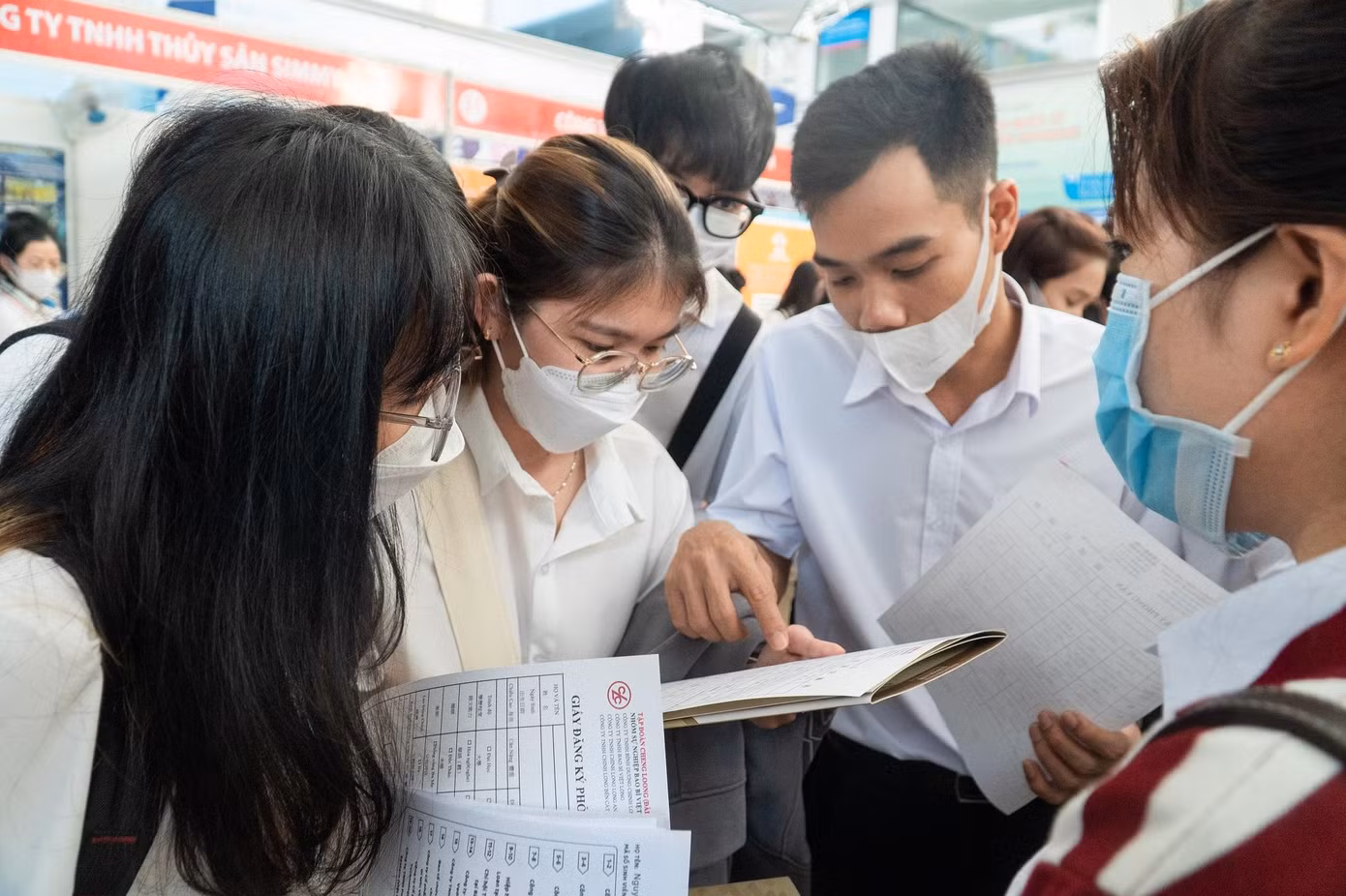 Nhiều cơ hội việc làm được sinh viên tìm được trong Ngày hội.