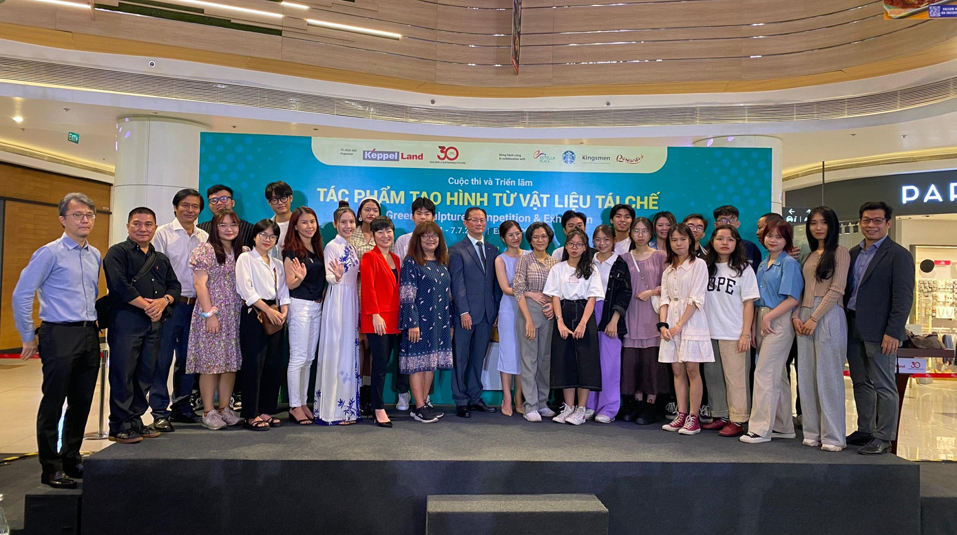 Các thí sinh chụp ảnh lưu niệm cùng Ban Tổ chức cuộc thi.