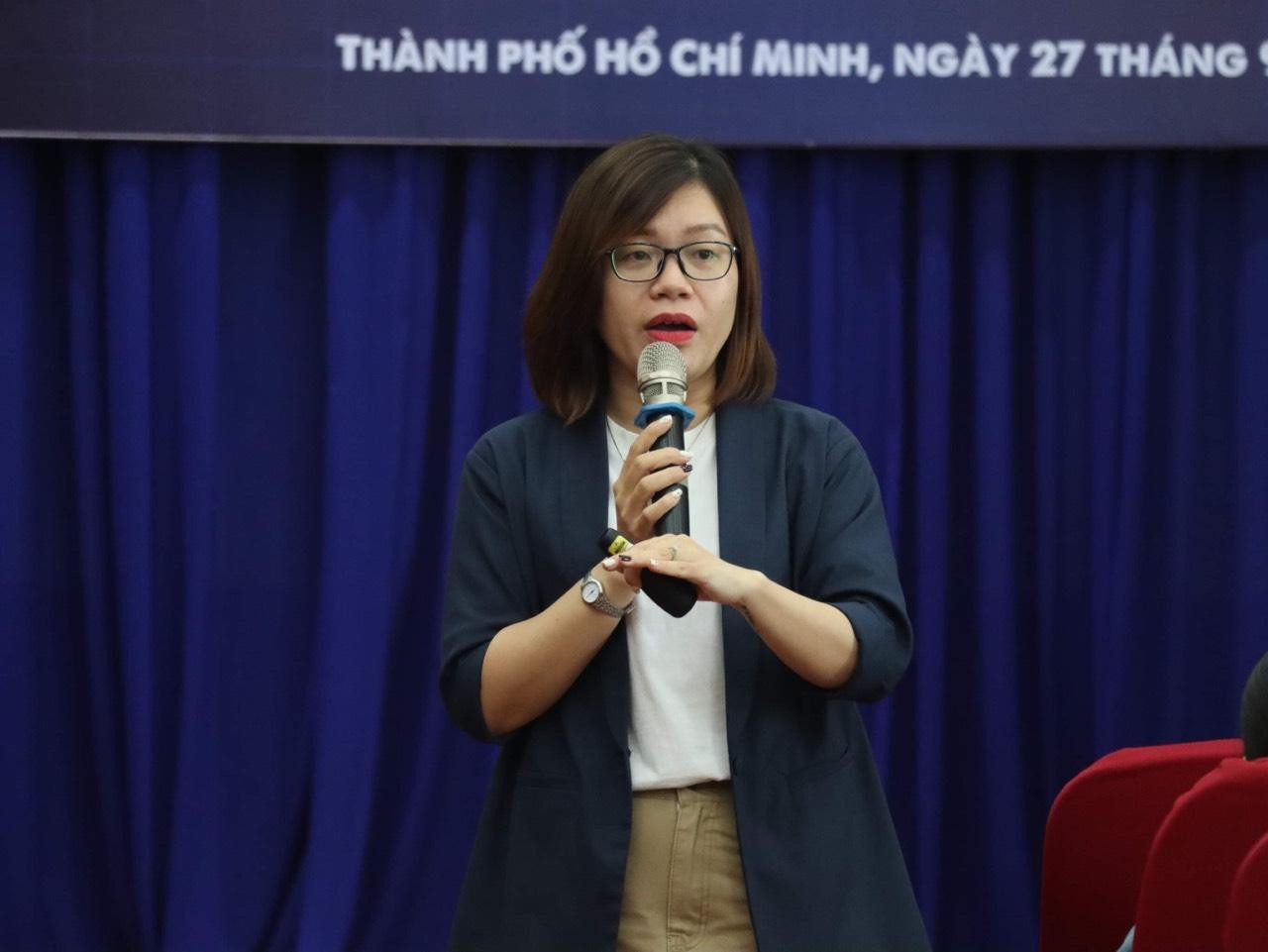 Chị Hiền Thương nhấn mạnh các điểm đặc biệt lưu ý của các bạn sinh viên trong quá trình chuẩn bị hồ sơ xét tuyển chương trình trao đổi sinh viên quốc tế.(Ảnh: Trường ĐH KHXH&NV) Chị Hiền Thương nhấn mạnh các điểm đặc biệt lưu ý của các bạn sinh viên trong quá trình chuẩn bị hồ sơ xét tuyển chương trình trao đổi sinh viên quốc tế.(Ảnh: Trường ĐH KHXH&NV)