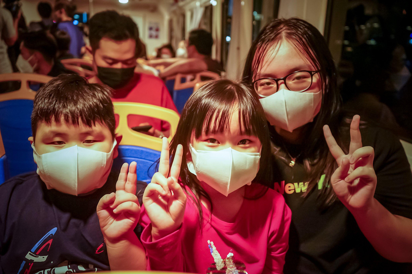 Trần Cao Mỹ Duyên (ngụ huyện Nhà Bè) chia sẻ: "Lúc đầu, khi thấy mọi người chia sẻ về tuyến buýt đường sông có những chuyến chạy về đêm mình thấy rất thú vị. Do bận học online và làm thêm đến tận bây giờ mình mới có thời gian dẫn các em và mẹ mình đi thử. Sau khi trải nghiệm, mình thấy cảm giác rất thơ mộng. Đây đúng là một trải nghiệm tuyệt vời".