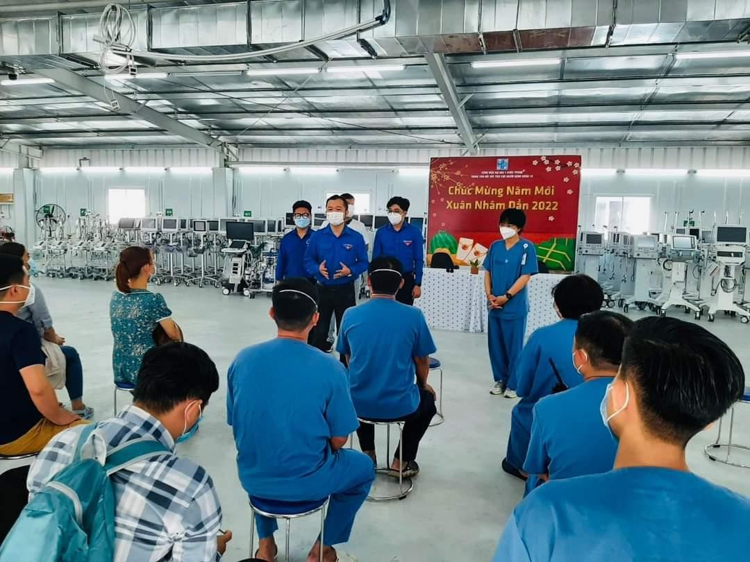 Đoàn công tác của Đoàn trường ĐH Y Dược TP. HCM đến thăm, động viên, chúc Tết các bạn sinh viên, y, bác sĩ Trung tâm hồi sức người bệnh COVID-19.