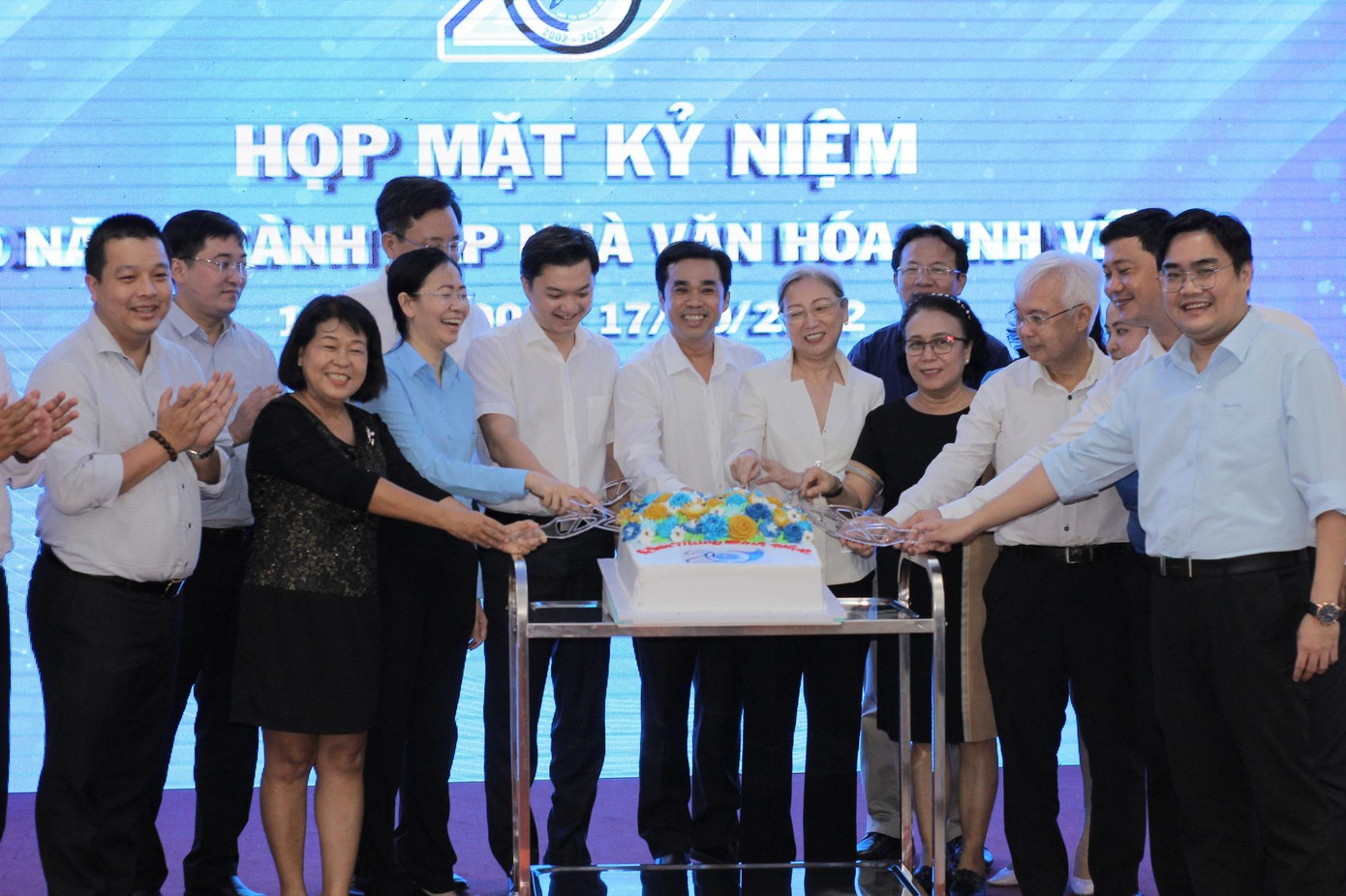 Anh Nguyễn Minh Triết, Bí thư T.Ư Đoàn, Chủ tịch T.Ư Hội Sinh viên Việt Nam (hàng trước, thứ ba, từ trái qua) cắt bánh cùng Ban Giám đốc Nhà Văn hóa Sinh viên TP. HCM. (Ảnh: Lê Thanh)