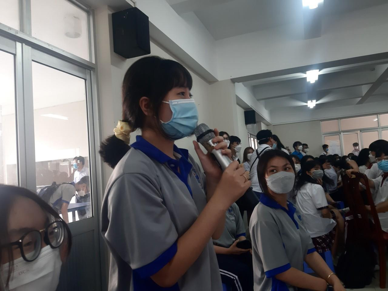 Bạn trẻ chia sẻ những vấn đề tâm lý mà mình gặp phải trong buổi tọa đàm.