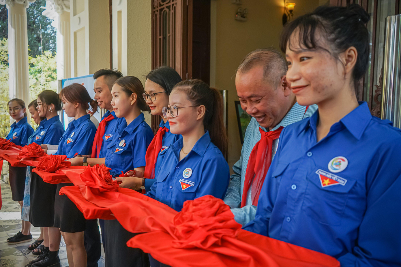 Các đại biểu thực hiện nghi lễ cắt băng khai mạc triển lãm tranh với chủ đề “Thiếu nhi Việt Nam lớn lên cùng đất nước”.