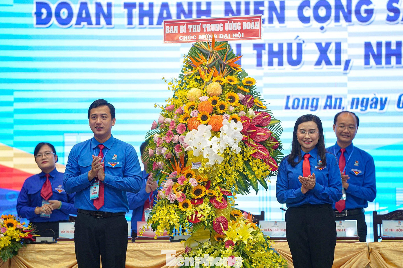 Chị Nguyễn Phạm Duy Trang - Bí thư T.Ư Đoàn, Chủ tịch Hội đồng Đội T.Ư thay mặt Ban bí thư T.Ư Đoàn tặng hoa cho Đại hội. Chị Nguyễn Phạm Duy Trang - Bí thư T.Ư Đoàn, Chủ tịch Hội đồng Đội T.Ư thay mặt Ban bí thư T.Ư Đoàn tặng hoa cho Đại hội.