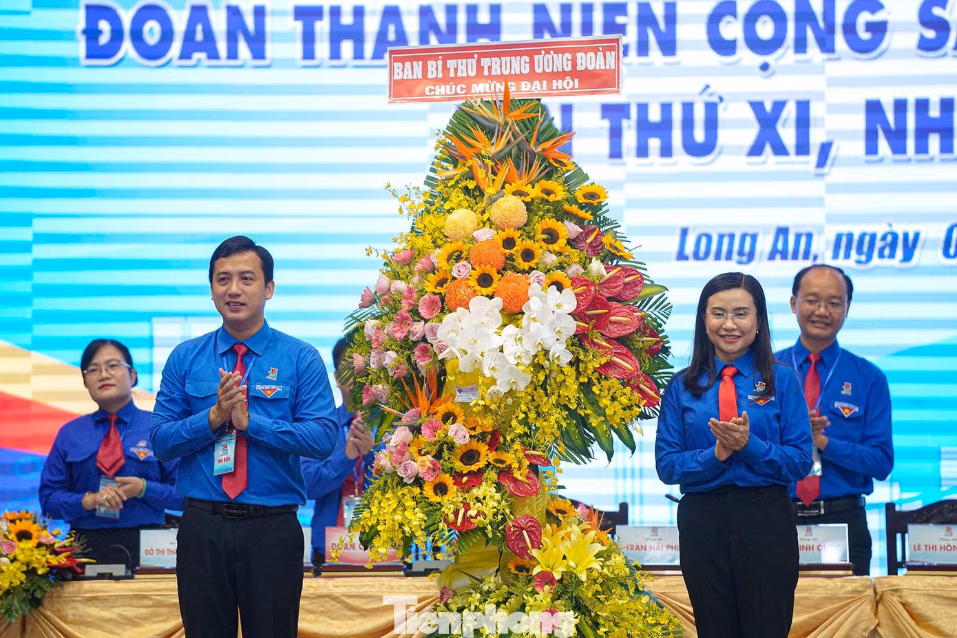 Chị Nguyễn Phạm Duy Trang - Bí thư T.Ư Đoàn, Chủ tịch Hội đồng Đội T.Ư thay mặt Ban bí thư T.Ư Đoàn tặng hoa cho Đại hội.