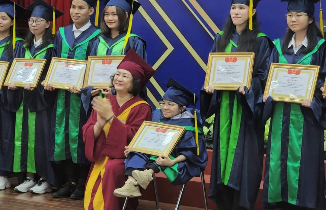 Trương Thị Ý Lan nhận bằng khen của trường trong Lễ tốt nghiệp. (Ảnh: Thành Đoàn TP. HCM)