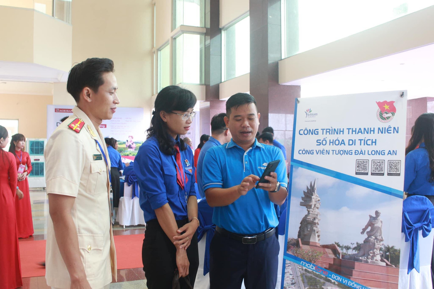 Các đại biểu tham dự Đại hội trải nghiệm trực tiếp ứng dụng. (Ảnh: Tỉnh Đoàn Long An)