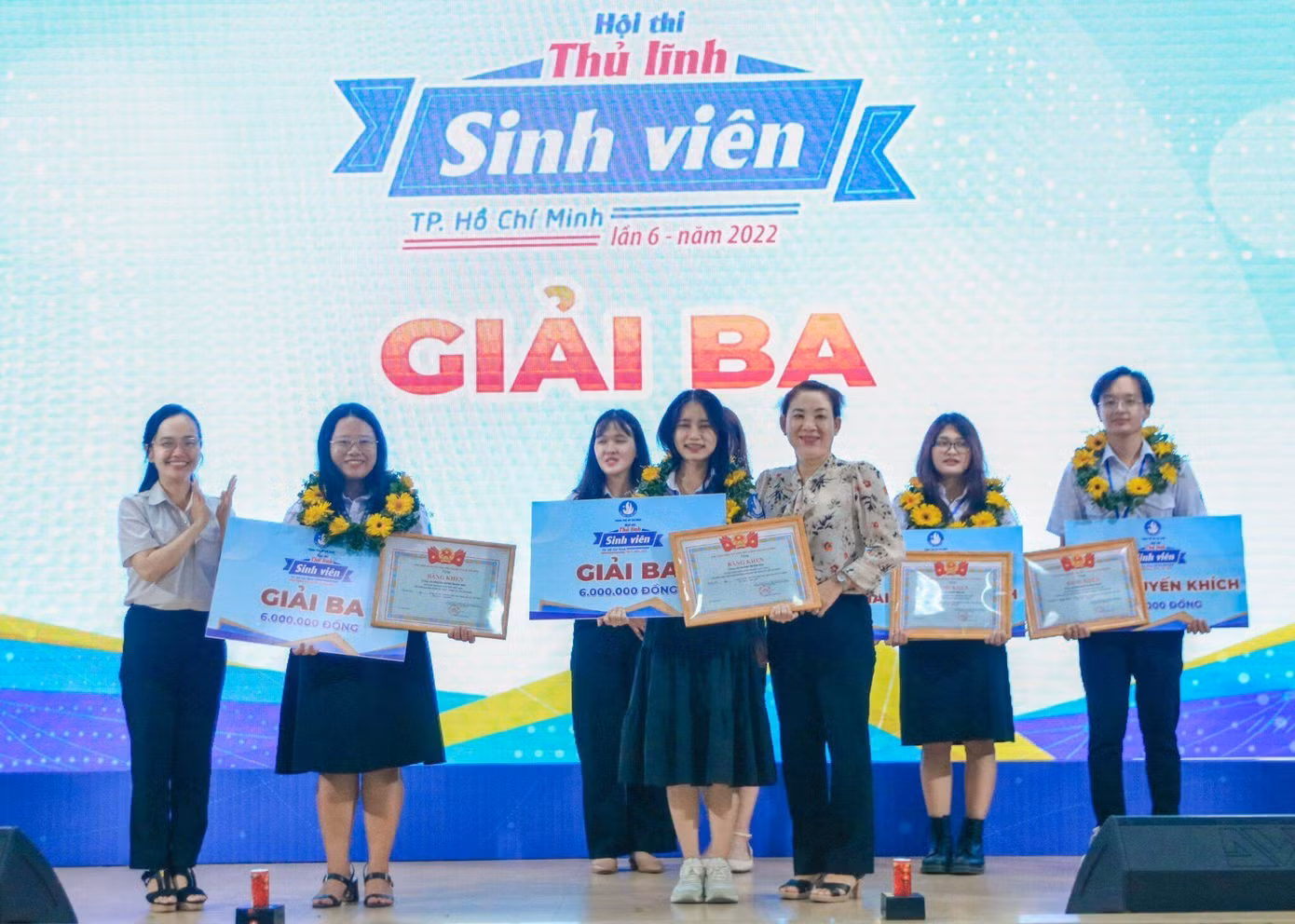 Trang Nhã (thứ hai, từ trái sang) cũng giành được nhiều thành tích trong các cuộc thi do Hội Sinh viên TP. HCM tổ chức.