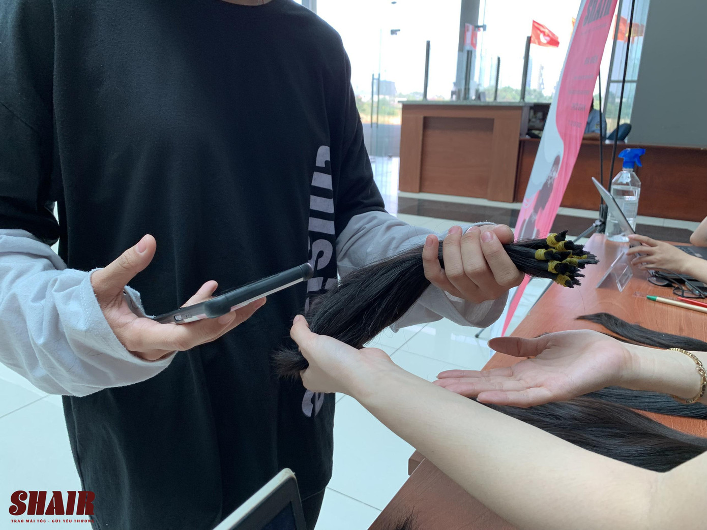 Các bạn trẻ tham gia chương trình để tặng tóc cho bệnh nhân ung thư. Các bạn trẻ tham gia chương trình để tặng tóc cho bệnh nhân ung thư.