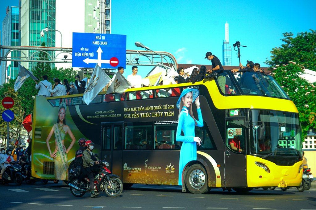 Đoàn xe của Hoa hậu Nguyễn Thúc Thùy Tiên đi hướng từ đường Nguyễn Thị Minh Khai rẽ vào đường Đinh Tiên Hoàng (Q. 1), đoàn xe đi ngang qua trường ĐH KHXH &amp; NV (ĐHQG TP. HCM) nơi mà trước đây Thùy Tiên từng theo học.