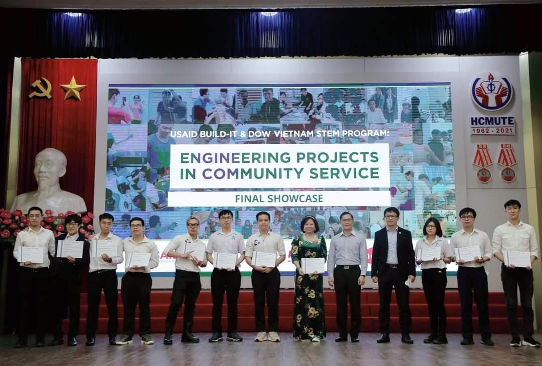 Ban Tổ chức trao giải cho ba đội giành giải cao nhất trong cuộc thi "Dự án kỹ thuật phục vụ cộng đồng (BUILD-IT)".