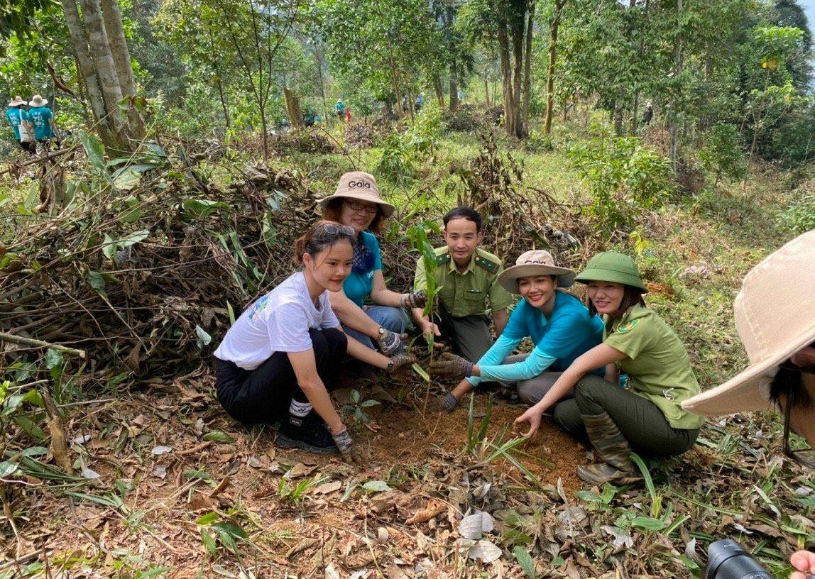 Đặng Thị Thơm (ngoài cùng, bên trái) có tình yêu đặc biệt với môi trường và hoạt động xã hội. Đặng Thị Thơm (ngoài cùng, bên trái) có tình yêu đặc biệt với môi trường và hoạt động xã hội.