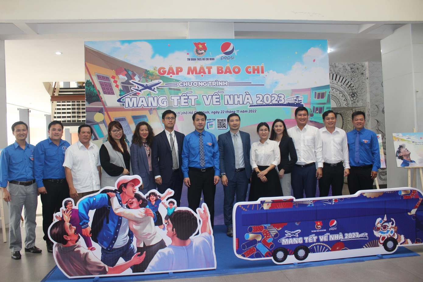 Các đại biểu cùng chụp hình trong buổi họp báo giới thiệu về chương trình.