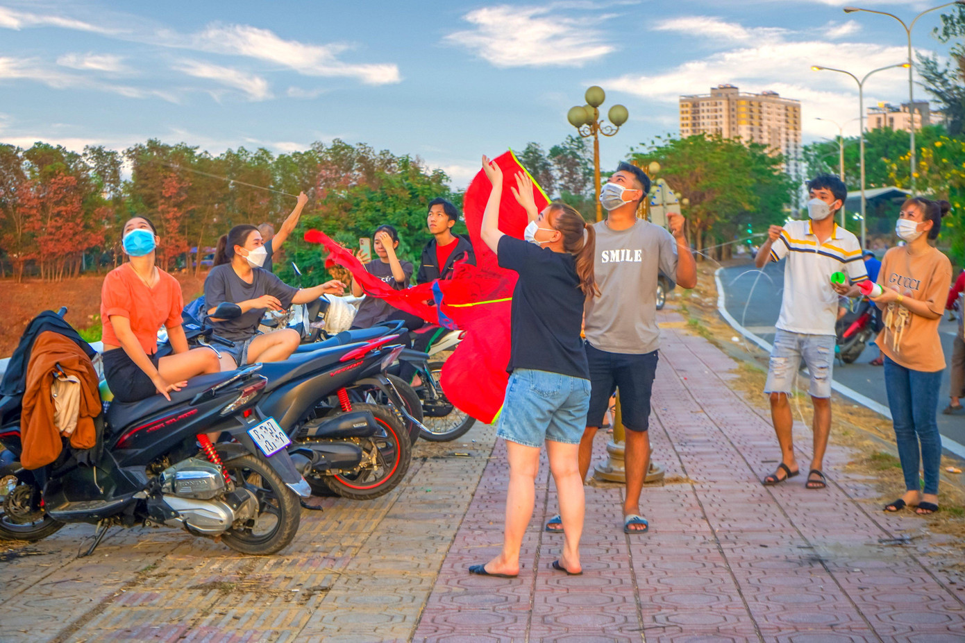 17h chiều hằng ngày, tuyến đường Nguyễn Du (đoạn trước nhà khách ĐHQG TP. HCM) nằm trong khu "Làng đại học Thủ Đức" thuộc tỉnh Bình Dương lại nhộn nhịp những tiếng cười của nhiều bạn trẻ rủ nhau đến đây thả diều.