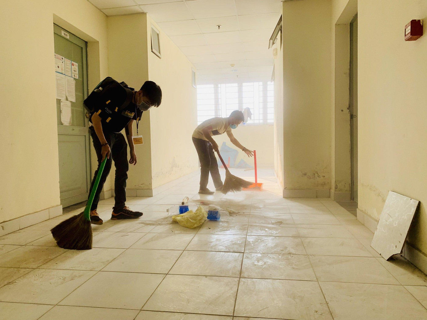 Kí túc xá của ĐHQG TP. HCM đang được khẩn trương sửa chữa, quét dọn để kịp đón sinh viên quay trở lại trường học trực tiếp.