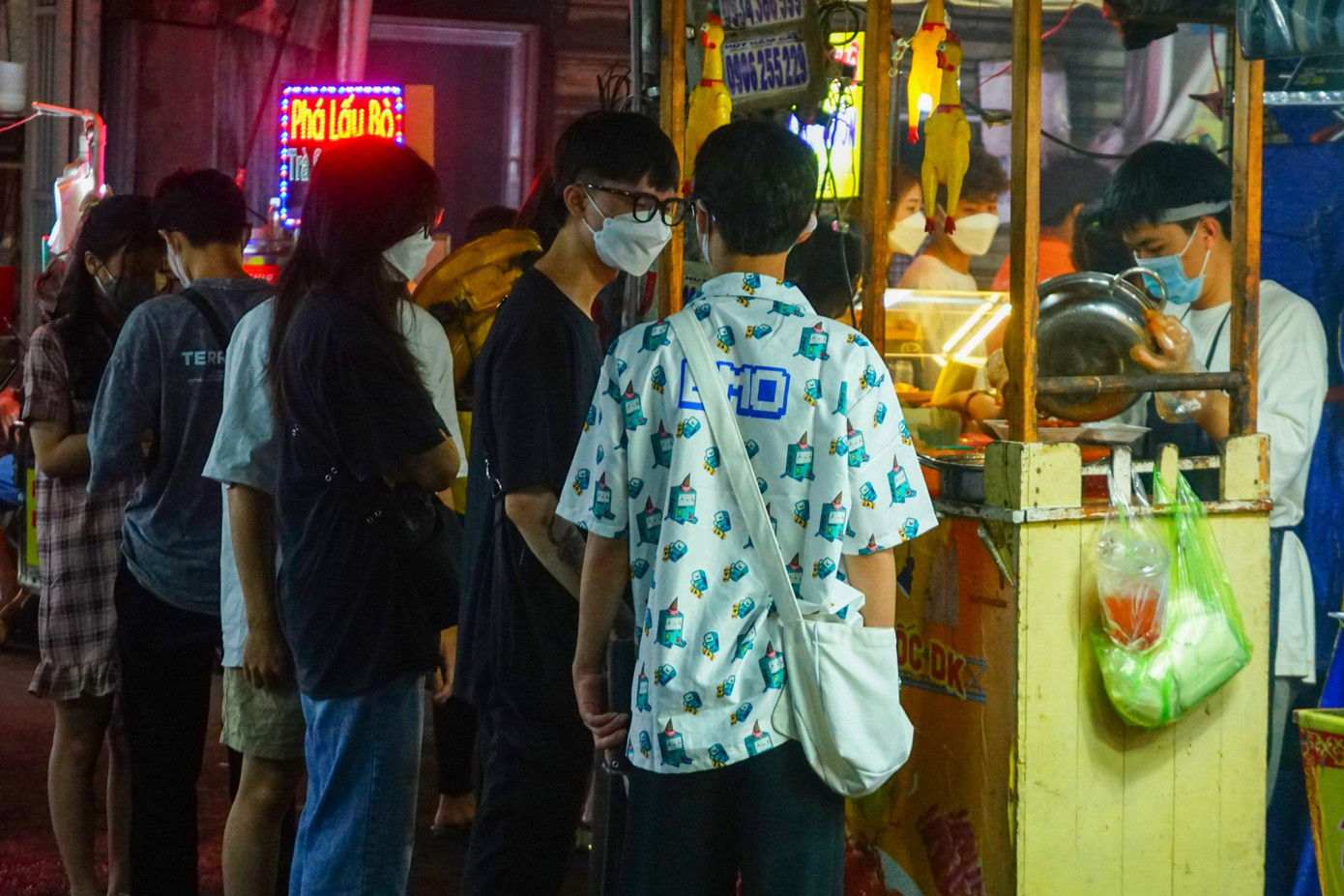 Việc giá xăng dầu tăng đã kéo theo nhiều mặt hàng khác tăng giá, kể cả các hàng quán phục vụ nhu cầu ăn uống, vui chơi giải trí của sinh viên.