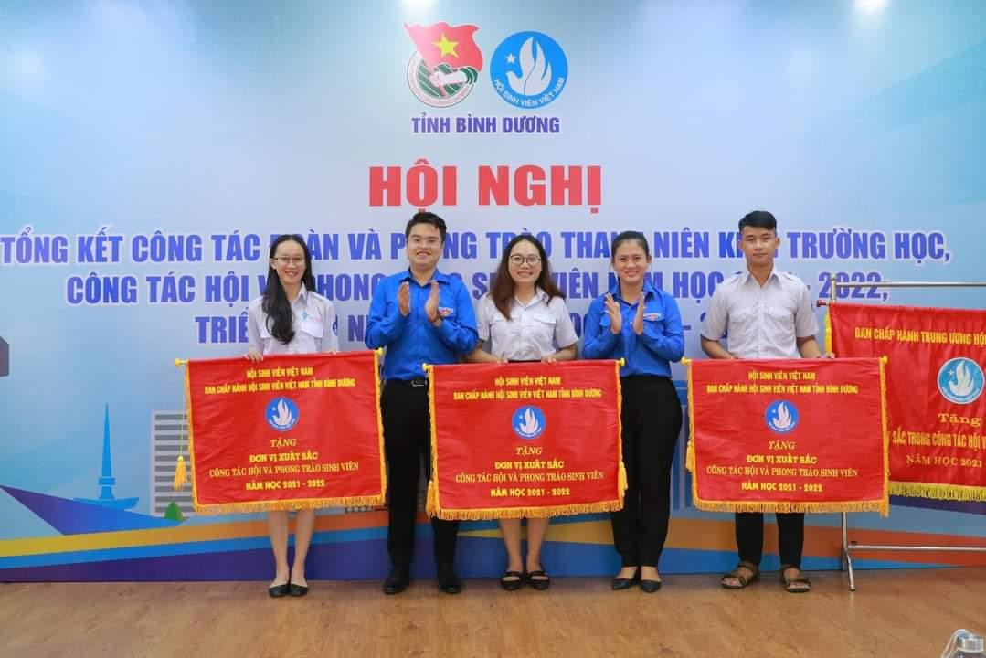 Ban Thường vụ Tỉnh Đoàn, Ban Thư ký Hội Sinh viên tỉnh Bình Dương trao cờ thi đua, bằng khen cho các đơn vị, cá nhân có nhiều đóng góp cho phong trào Đoàn - Hội của tỉnh. Ban Thường vụ Tỉnh Đoàn, Ban Thư ký Hội Sinh viên tỉnh Bình Dương trao cờ thi đua, bằng khen cho các đơn vị, cá nhân có nhiều đóng góp cho phong trào Đoàn - Hội của tỉnh.