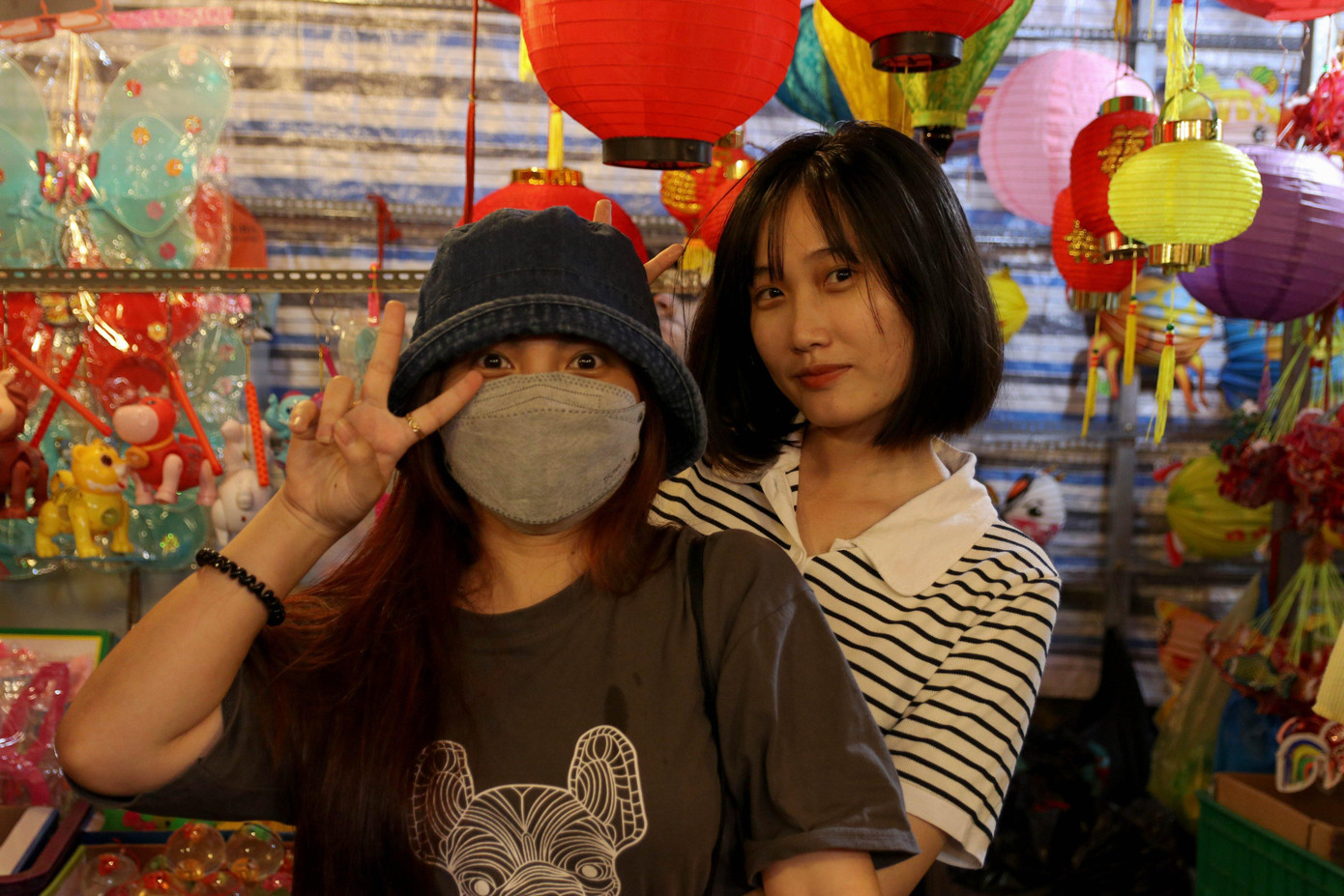 Nhiều đôi bạn cũng chọn Phố lồng đèn để đến chụp ảnh cho nhau.