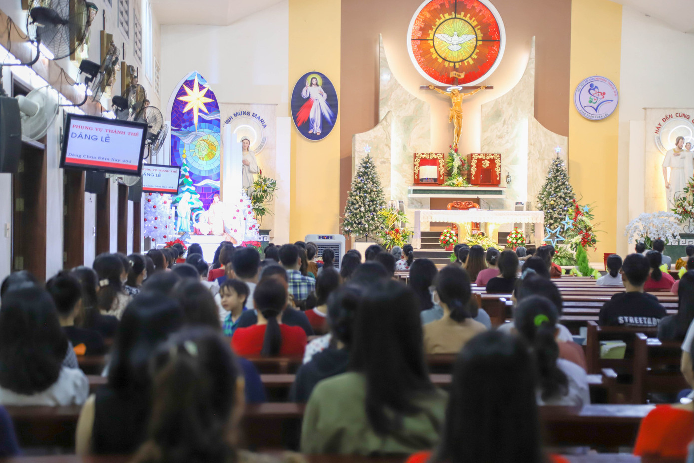 Các bạn trẻ đến nhà thờ làm lễ.