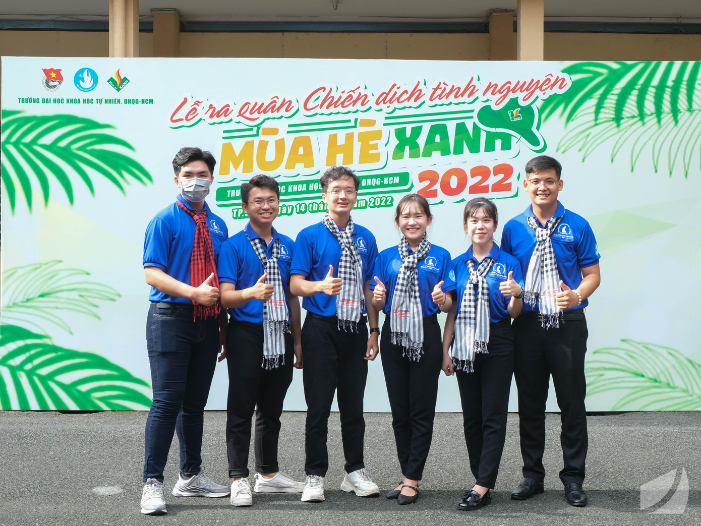 Hiền thứ ba (bên phải) trong Lễ ra quân chiến dịch 'Mùa Hè Xanh' 2022 tại trường.