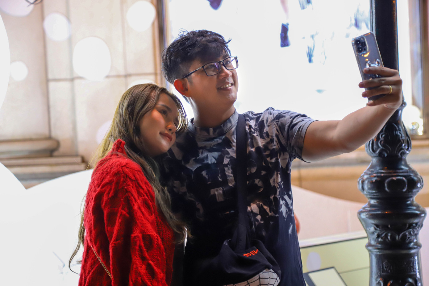 Cặp đôi Tố Như và Minh Khoa cho biết, mình đã mua đồ trang trí Giáng sinh ở nhà, tuy nhiên việc ra phố chụp ảnh vẫn mang lại cảm giác thú vị cho cả hai. Đặc biệt là có thể cảm nhận được không khí Giáng sinh đang đến gần.