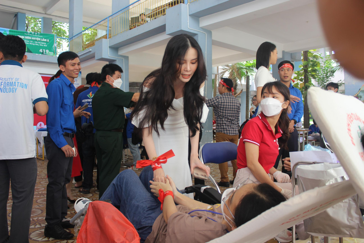 Hoa khôi Huỳnh Thúy Vi thăm hỏi sinh viên hiến máu.