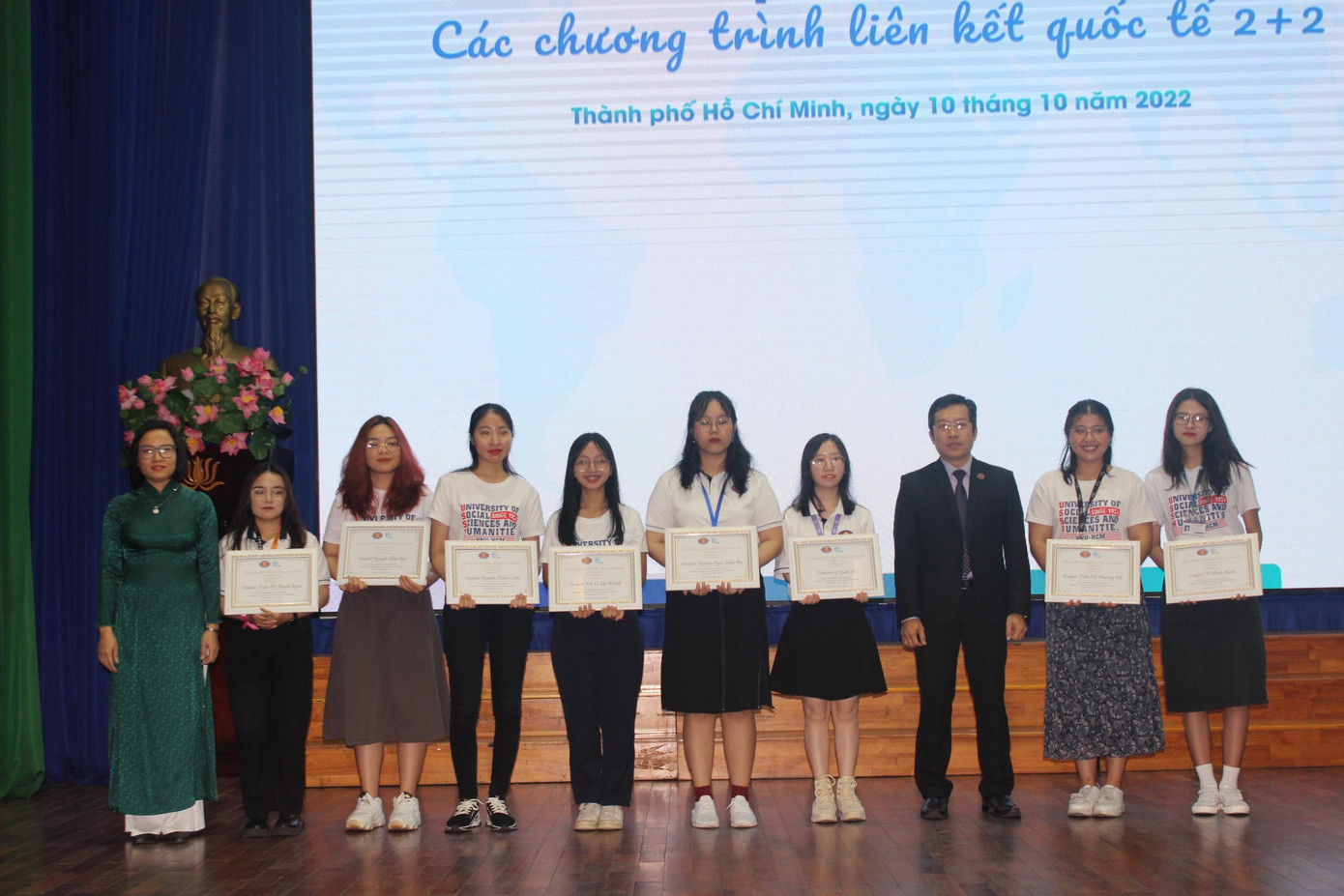 Những suất học bổng được Trung tâm Đào tạo Quốc tế trao tặng trong buổi Lễ khai giảng.