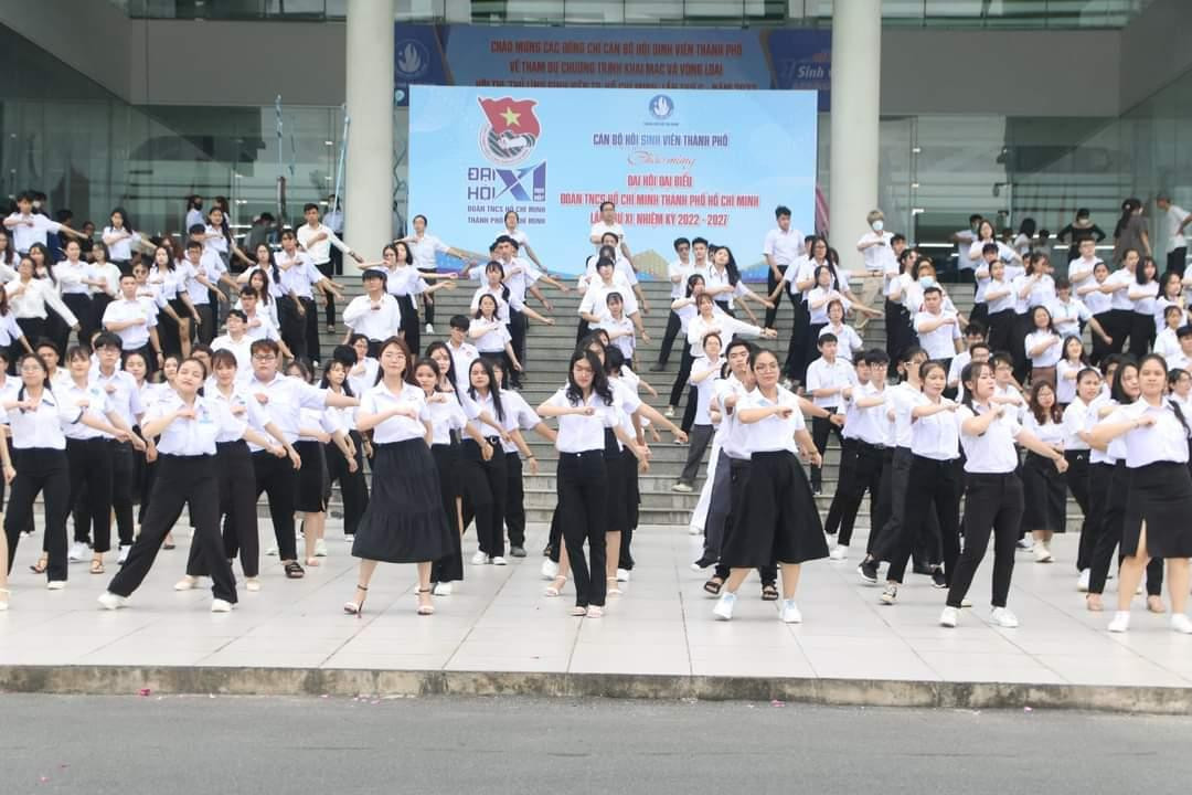 Các bạn sinh viên đồng diễn thực hiện video clip tuyên truyền chào mừng Đại hội Đoàn các cấp trên nền bài hát Những bước chân tiên phong. Các bạn sinh viên đồng diễn thực hiện video clip tuyên truyền chào mừng Đại hội Đoàn các cấp trên nền bài hát Những bước chân tiên phong.