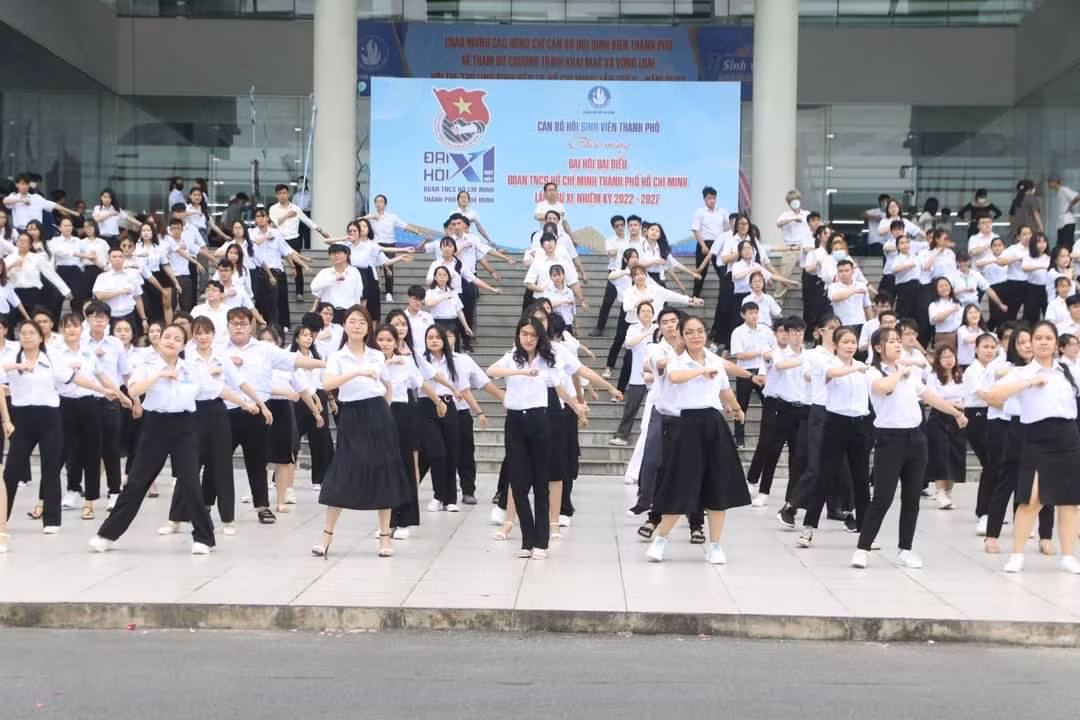 Các bạn sinh viên đồng diễn thực hiện video clip tuyên truyền chào mừng Đại hội Đoàn các cấp trên nền bài hát Những bước chân tiên phong.