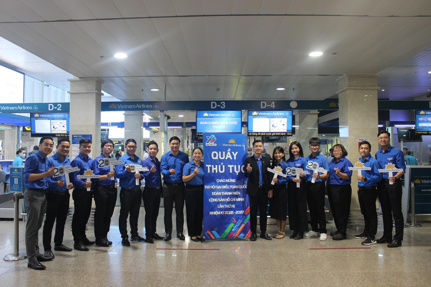 Anh Nguyễn Trọng Thông - Ủy viên BCH Đoàn khối doanh nghiệp Trung ương, Bí thư Đoàn Thanh niên Tổng Công ty Hàng không Việt Nam (áo đen) chụp hình cùng Đoàn đại biểu Thành Đoàn TP. HCM tham dự Đại hội Đoàn toàn quốc lần thứ XII, nhiệm kỳ 2022 - 2027.